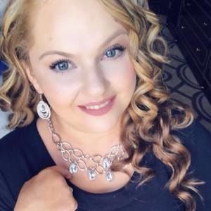 Meet your Posher, Amparo